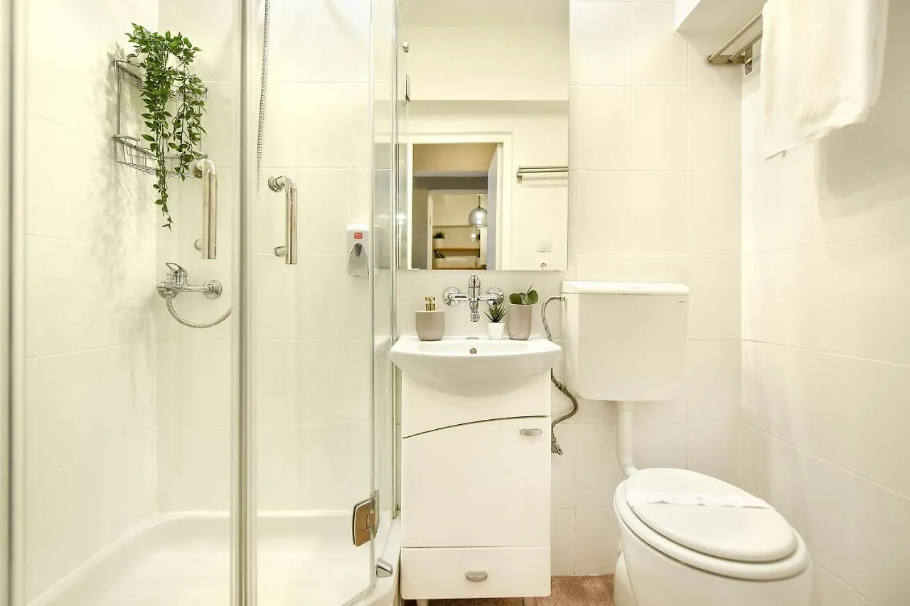 Chic Accommodation With Breathtaking Views Over Calea Victoriei - Your Central Heaven Bukarest