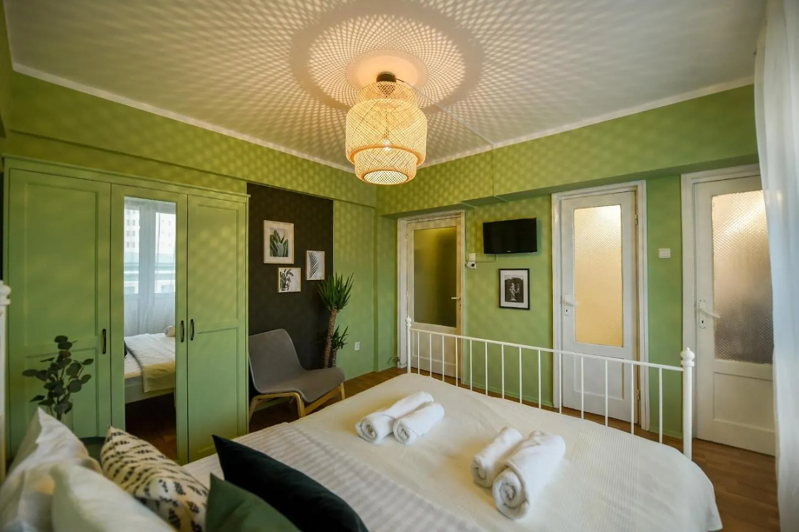 Chic Accommodation With Breathtaking Views Over Calea Victoriei - Your Central Heaven Bukarest Lägenhet