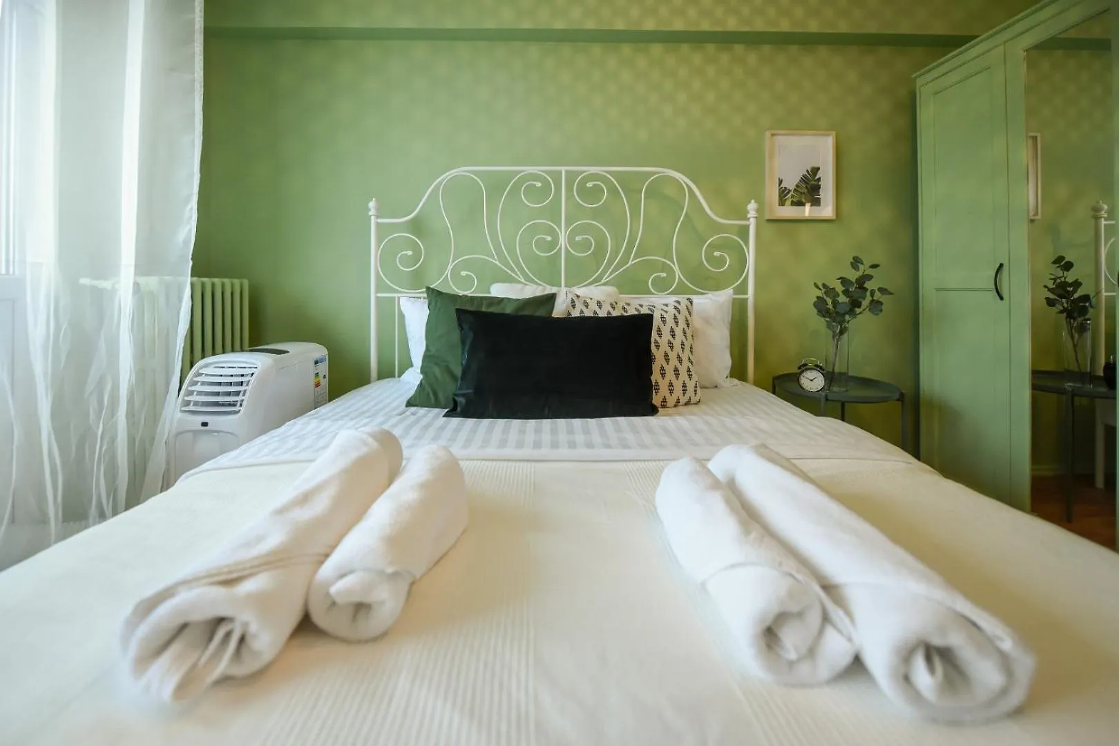 Lägenhet Chic Accommodation With Breathtaking Views Over Calea Victoriei - Your Central Heaven Bukarest