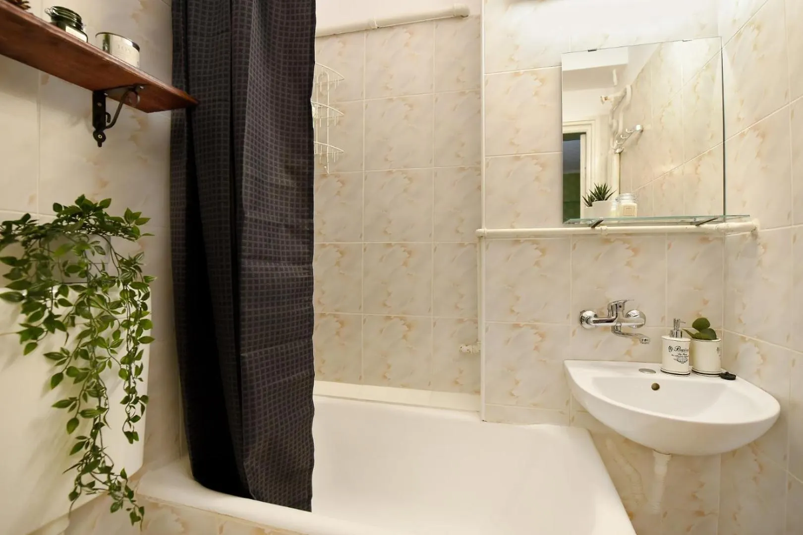 Chic Accommodation With Breathtaking Views Over Calea Victoriei - Your Central Heaven Bukarest Lägenhet