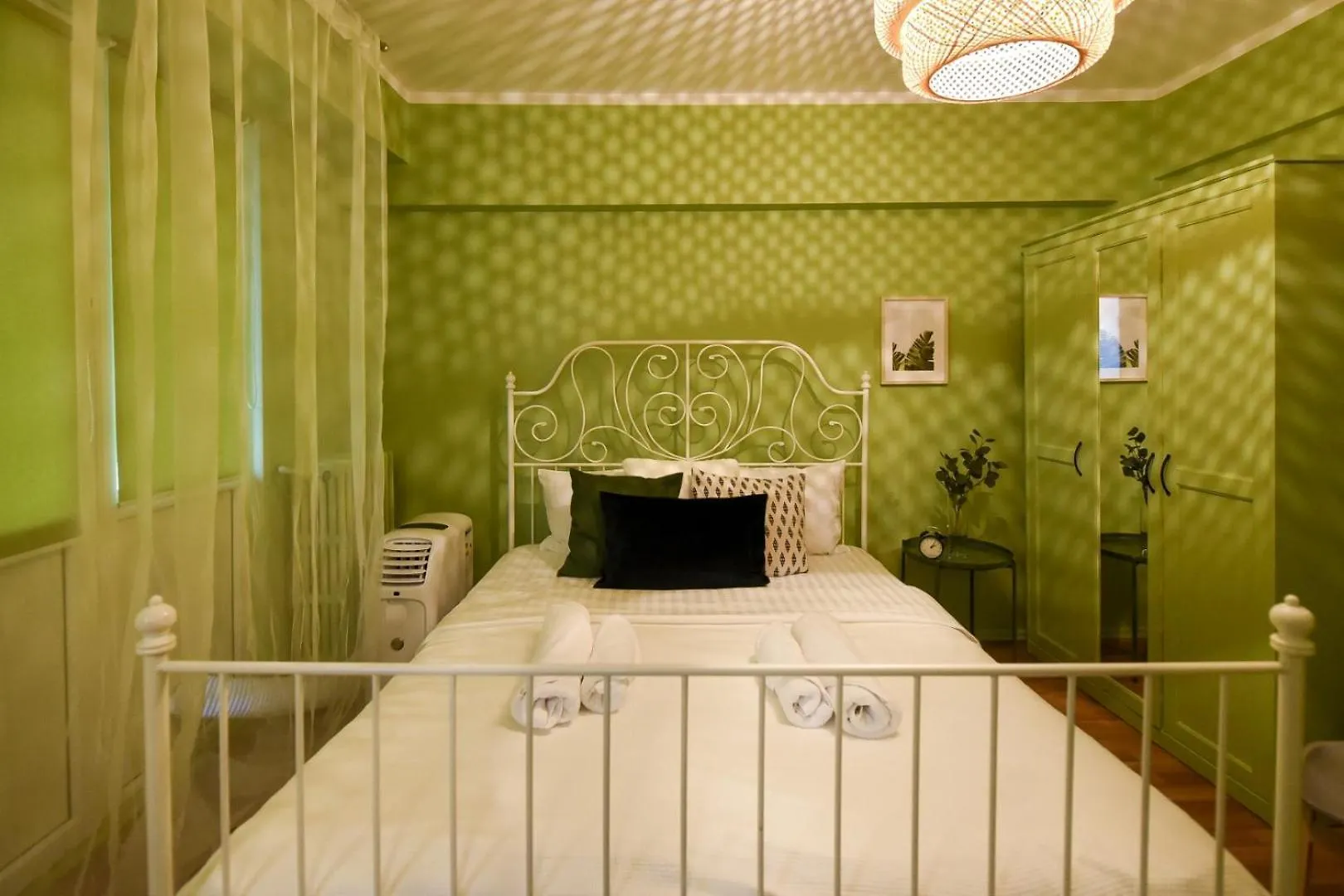 Chic Accommodation With Breathtaking Views Over Calea Victoriei - Your Central Heaven Bukarest 0*,
