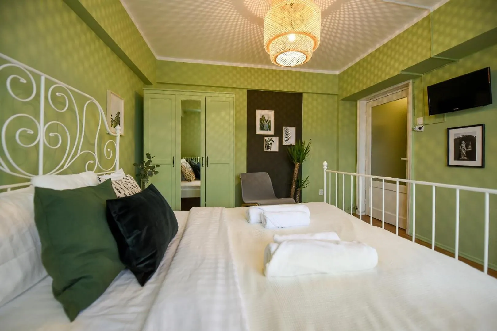 Chic Accommodation With Breathtaking Views Over Calea Victoriei - Your Central Heaven Bukarest Lägenhet