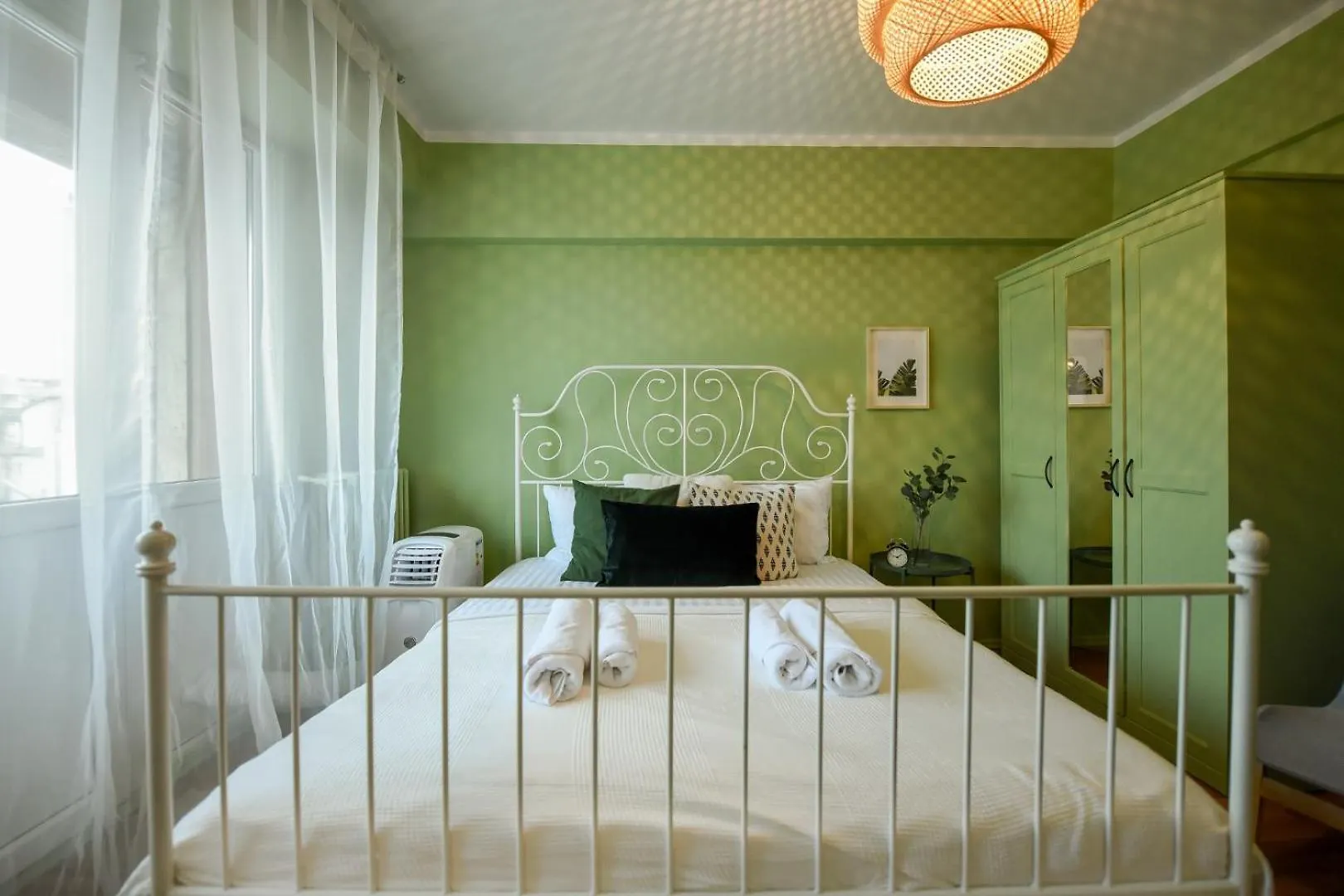 Chic Accommodation With Breathtaking Views Over Calea Victoriei - Your Central Heaven Bukarest