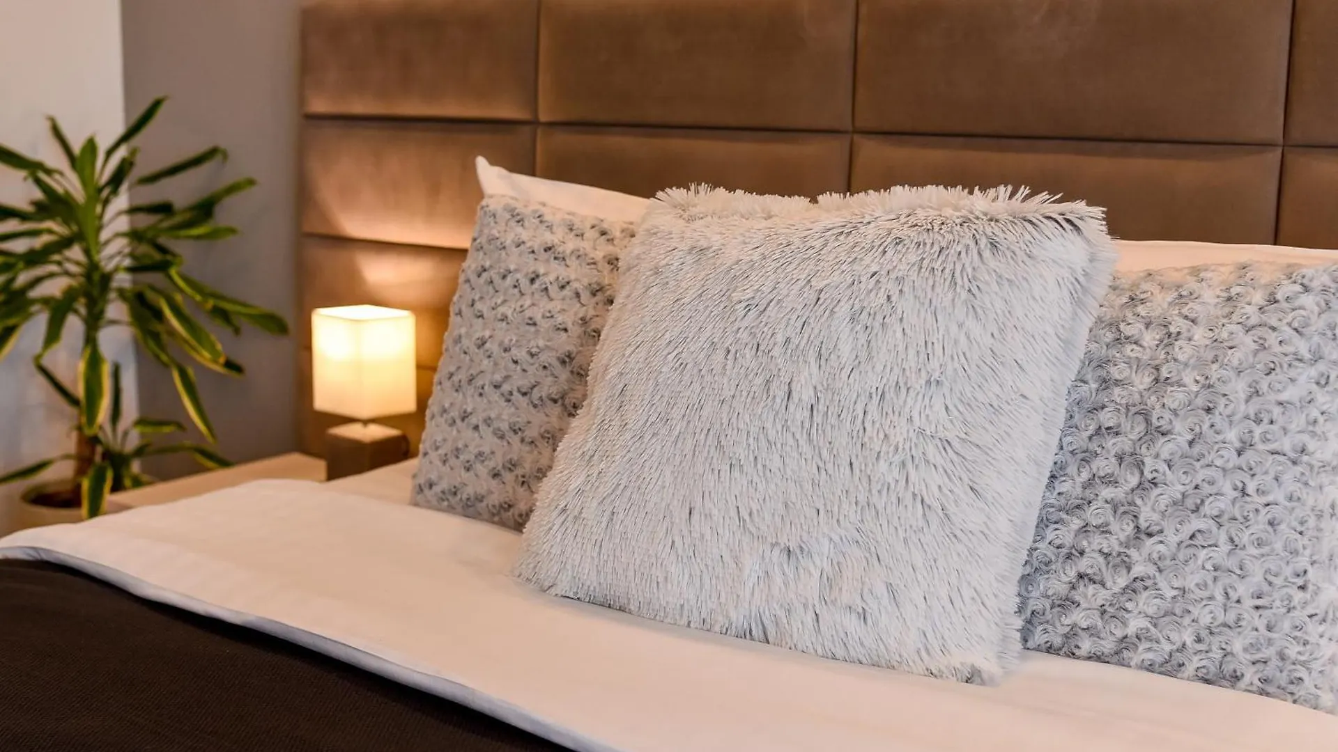 Lägenhet Chic Accommodation With Breathtaking Views Over Calea Victoriei - Your Central Heaven Bukarest